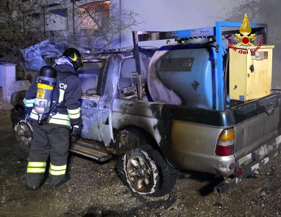 Due auto divorate dalle fiamme: ipotesi incendio doloso