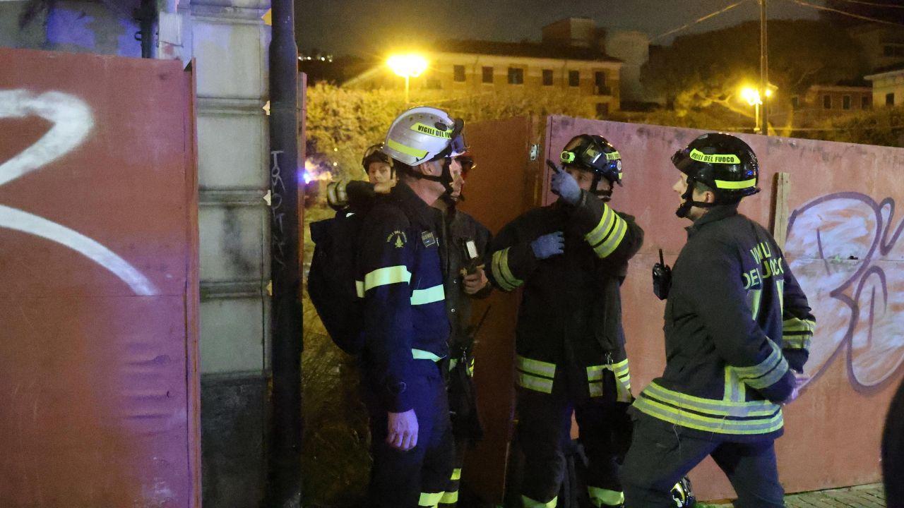 L'intervento dei vigili del fuoco venerdì sera (foto Matelli/Cuffaro)
