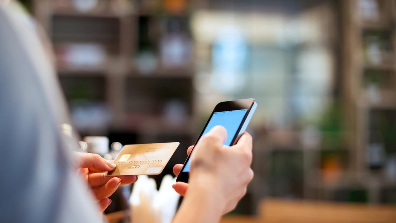 Il finto sms della banca, la risposta del cliente, il conto svuotato con l’inganno: condannato il truffatore