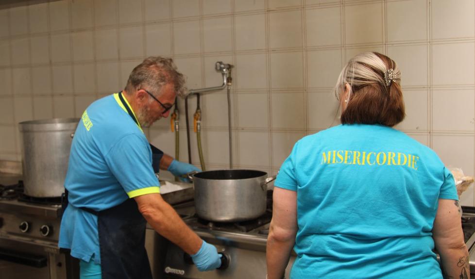 
	I volontari della Misericordia di Empoli impegnati nella preparazione di un pranzo (foto archivio)

