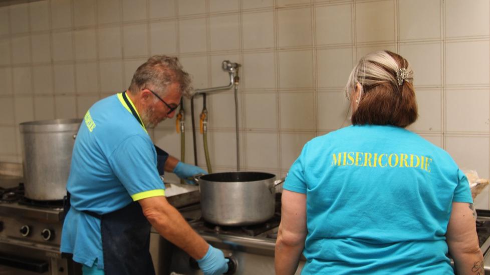 I volontari della Misericordia di Empoli impegnati nella preparazione di un pranzo (foto archivio)