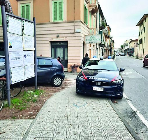 
	I carabinieri intervenuti sul luogo della tragedia dopo l&rsquo;allarme lanciato dal figlio dell&rsquo;anziano

