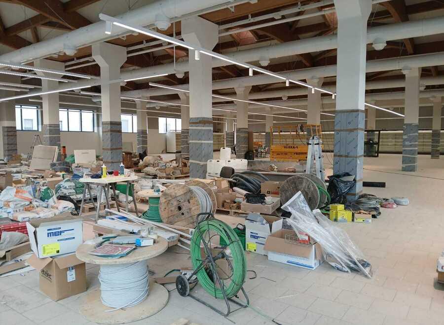 
	I lavori in corso all&rsquo;interno del nuovo supermercato all&rsquo;angolo tra via Zarini e via Pelagatti

