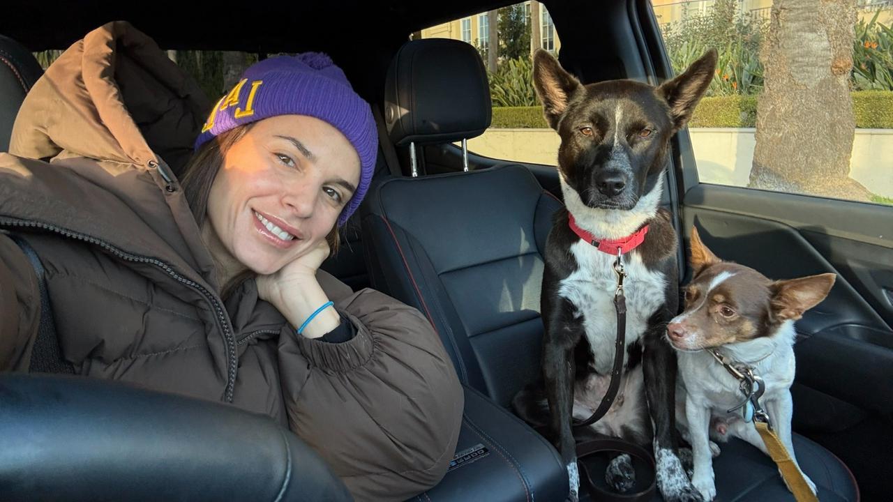 Elisabetta Canalis si racconta: «Mia figlia e quattro cani, la mia vita felice tra Los Angeles e la Sardegna»