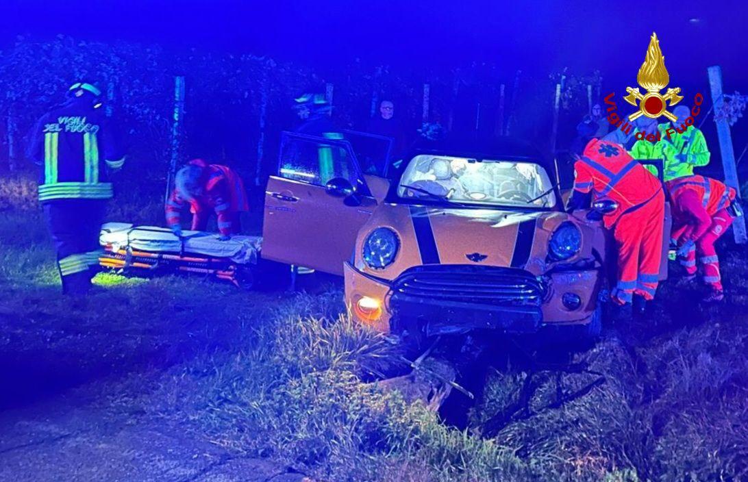 Sbanda con l’auto fuori strada: ferito un 45enne