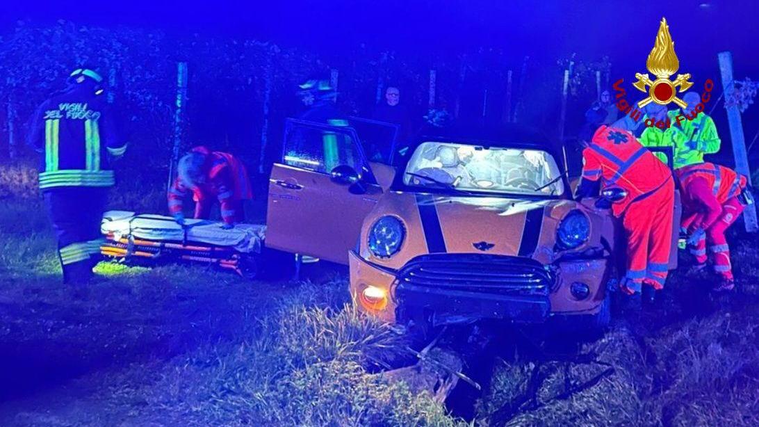 Sbanda con l’auto fuori strada: ferito un 45enne