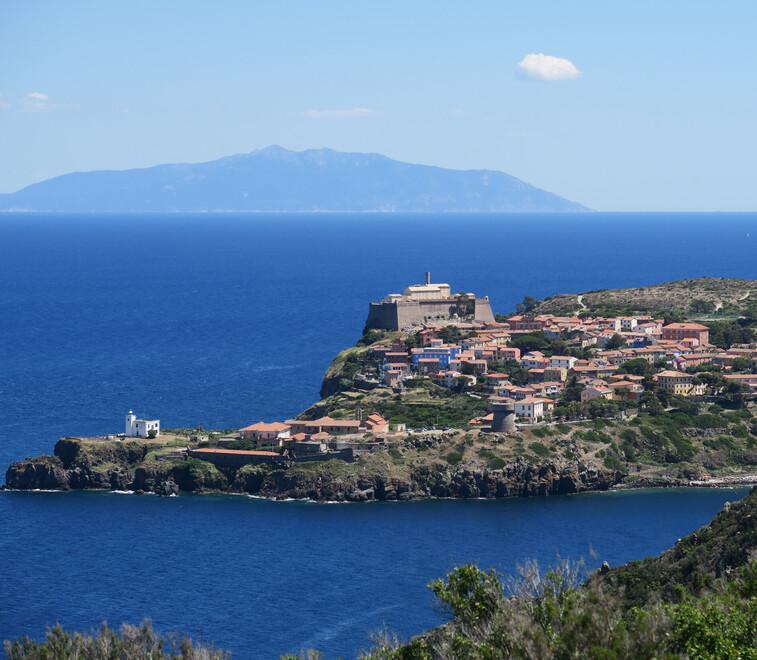 
	Un suggestivo scorcio dell&rsquo;isola di Capraia

