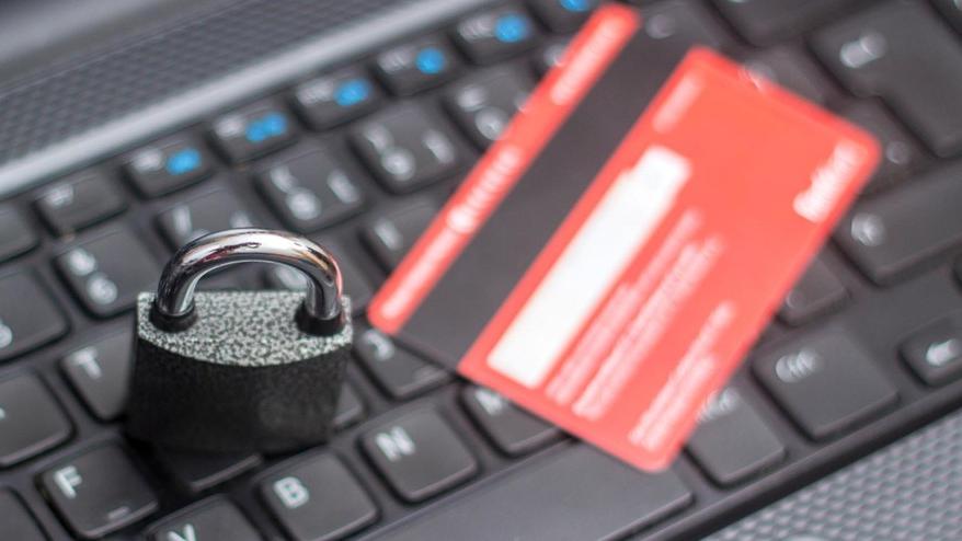 Truffe online con falsi profili social dei politici di Massa