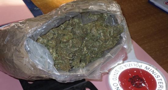 Prato, arrestati con 2 chili di marijuana nell’auto, ma il “tassista” torna in libertà