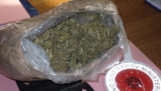 Prato, arrestati con 2 chili di marijuana nell’auto, ma il “tassista” torna in libertà