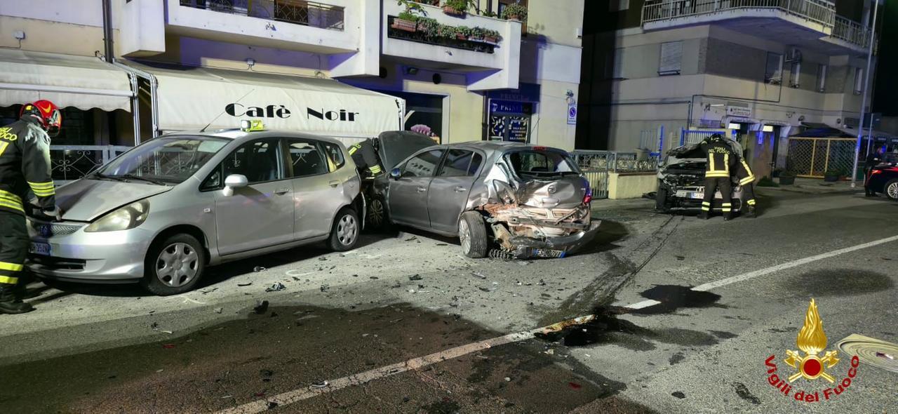 Nuoro, schianto in auto nella notte: distrutte le vetture parcheggiate