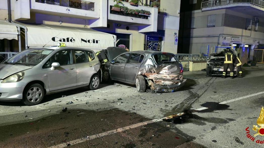 Nuoro, schianto in auto nella notte: distrutte le vetture parcheggiate