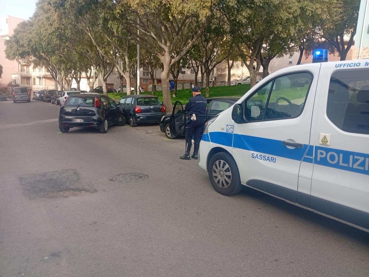 A folle velocità centra le auto parcheggiate, abbandona la vettura (forse rubata) e scappa: le indagini