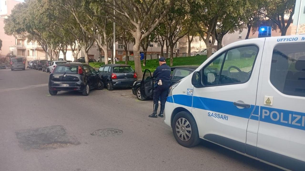 A folle velocità centra le auto parcheggiate, abbandona la vettura (forse rubata) e scappa: le indagini
