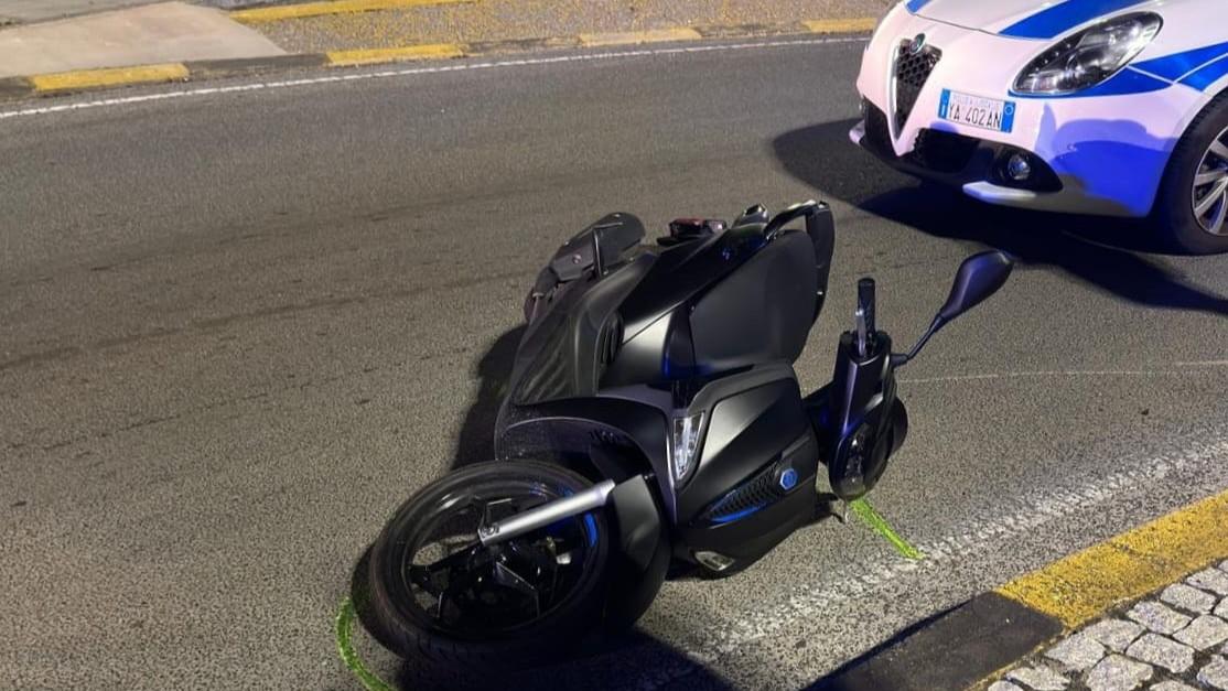 Si schiantano in scooter sull’asfalto: feriti due giovani