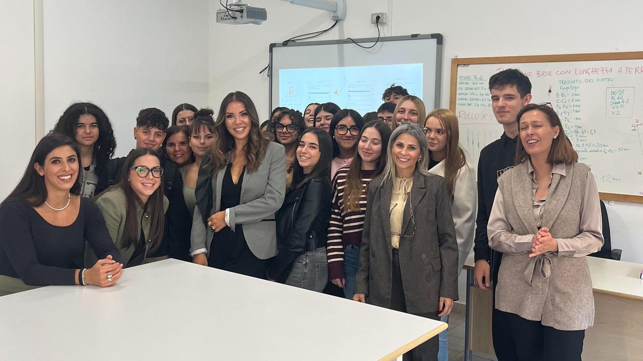 Ida Galati porta il linguaggio segreto della moda all’istituto don Deodato Meloni di Oristano