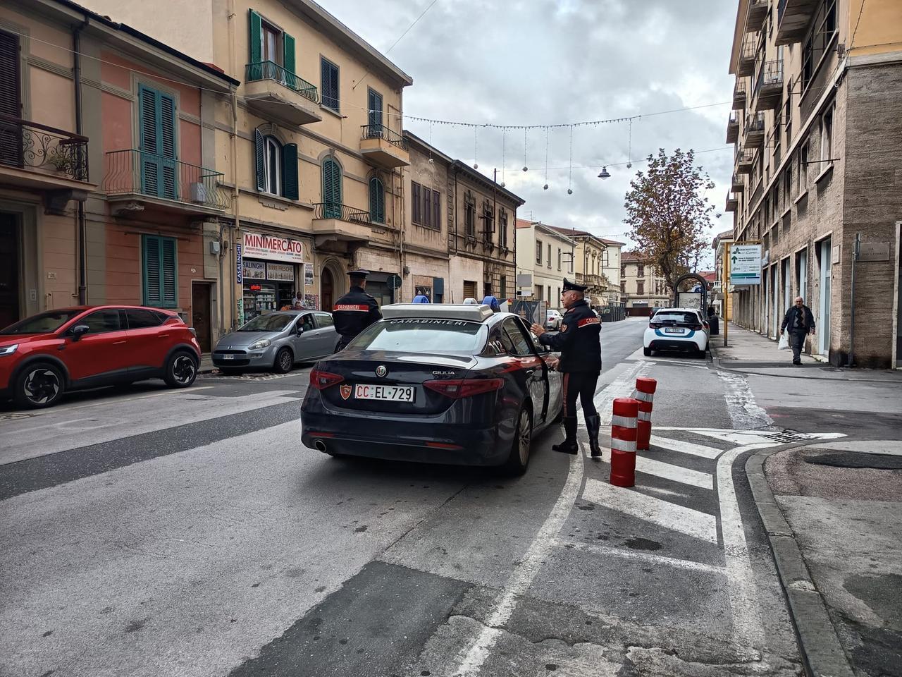 
	I carabinieri in viale della Repubblica a Piombino

