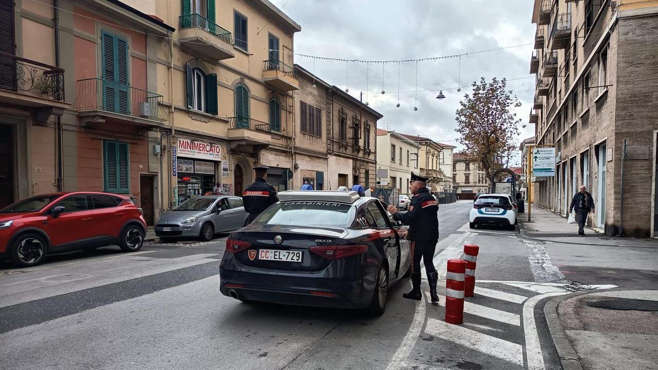 I carabinieri in viale della Repubblica a Piombino