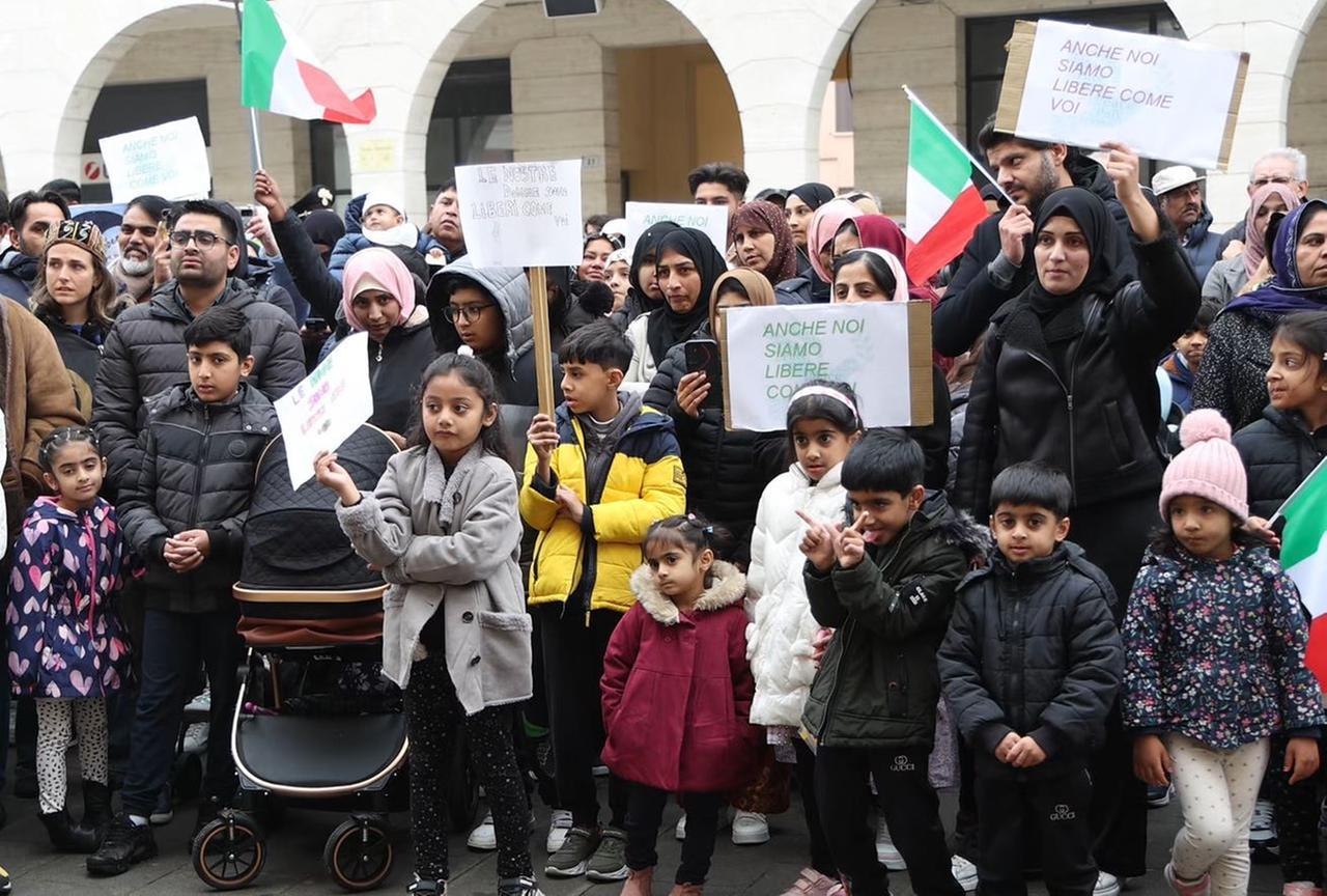 Portomaggiore, la comunità pakistana in piazza per le donne libere
