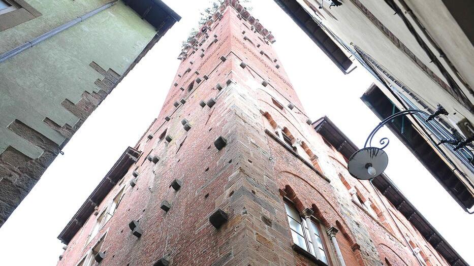 Malore sulla torre Guinigi a Lucca, l’elicottero non può intervenire