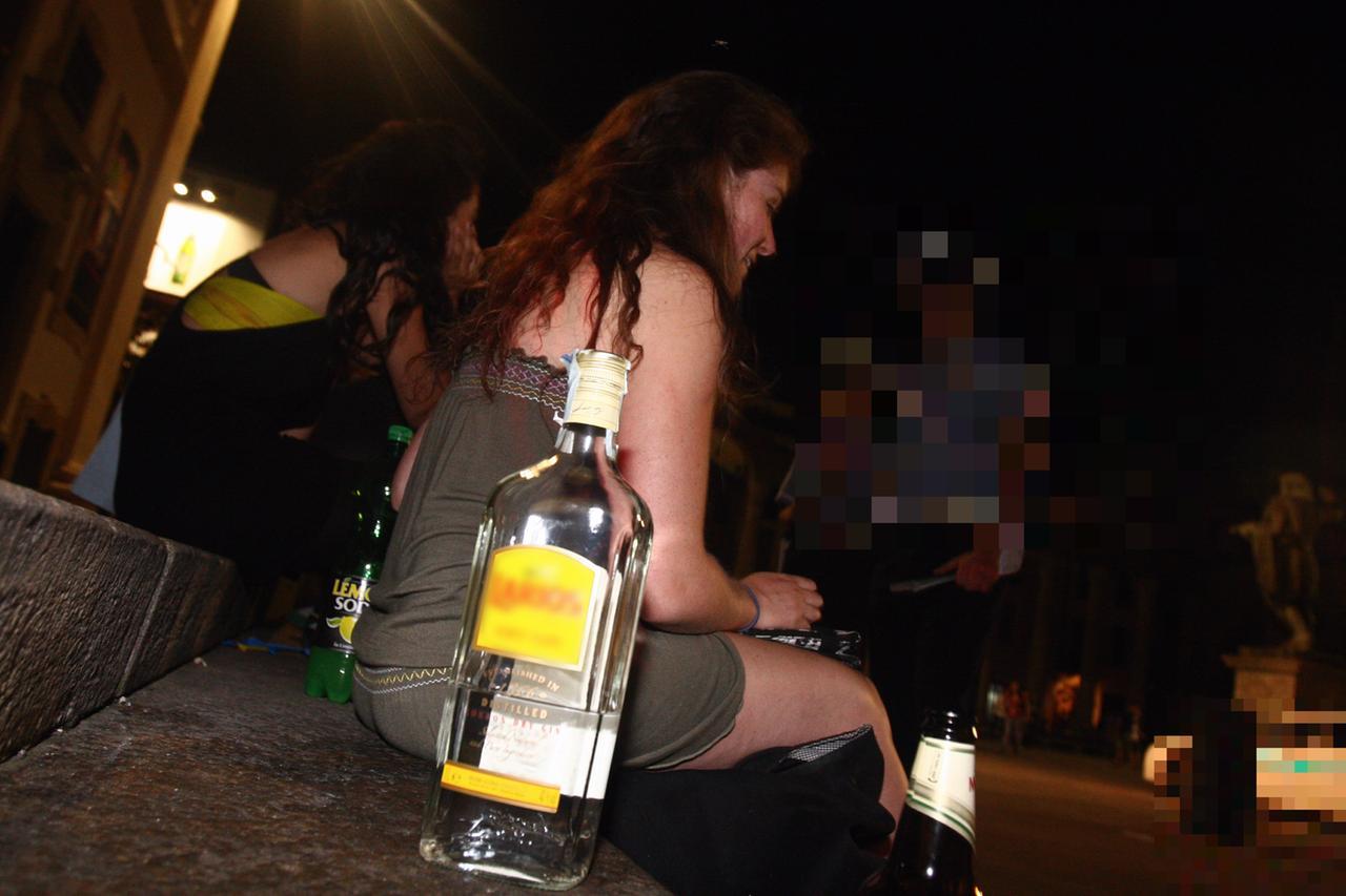 Una 14enne beve fino a svenire, gli amici l’abbandonano su una panchina