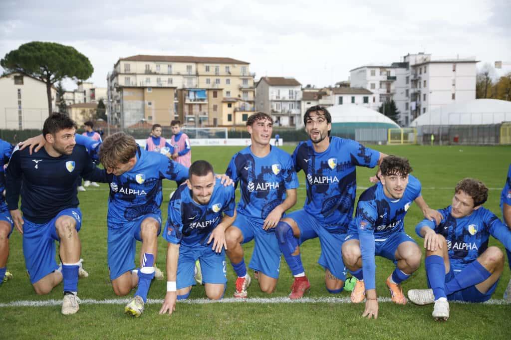 
	I giocatori del Prato sotto la Curva Ferrovia alla fine della partita (foto Giovanni Tarducci)


