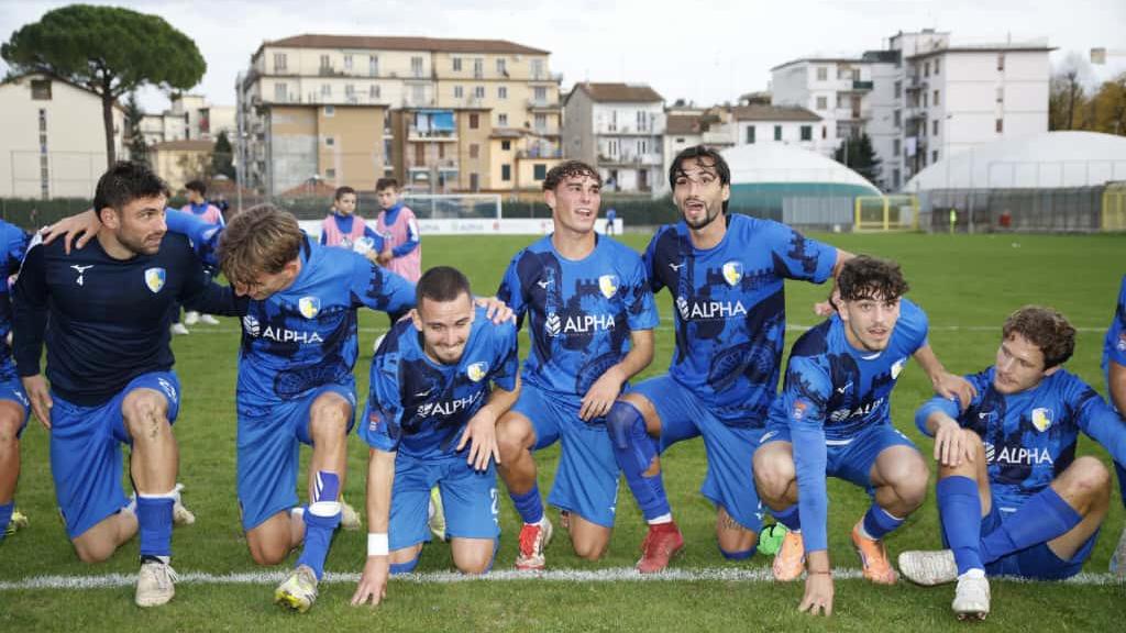 I giocatori del Prato sotto la Curva Ferrovia alla fine della partita (foto Giovanni Tarducci)