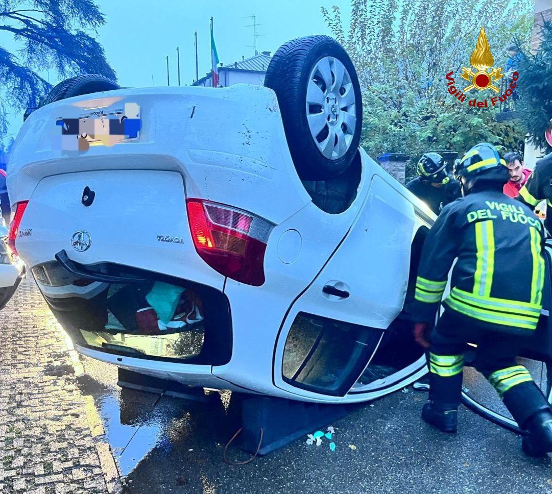 Urta un’auto in sosta e cappotta: 89enne in ospedale
