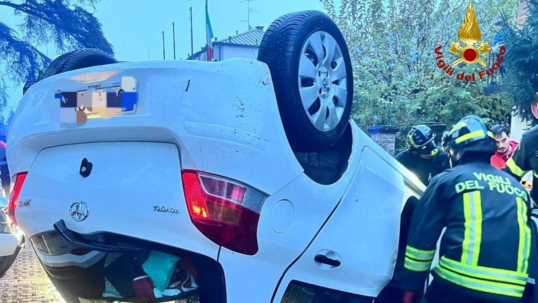 Urta un’auto in sosta e cappotta: 89enne in ospedale