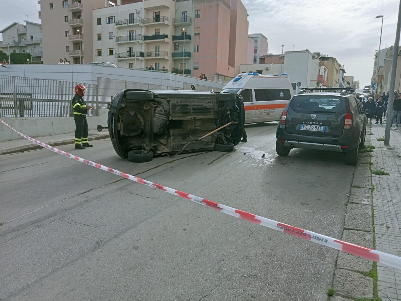 Porto Torres, perde il controllo dell’auto che si ribalta: paura per le due persone a bordo