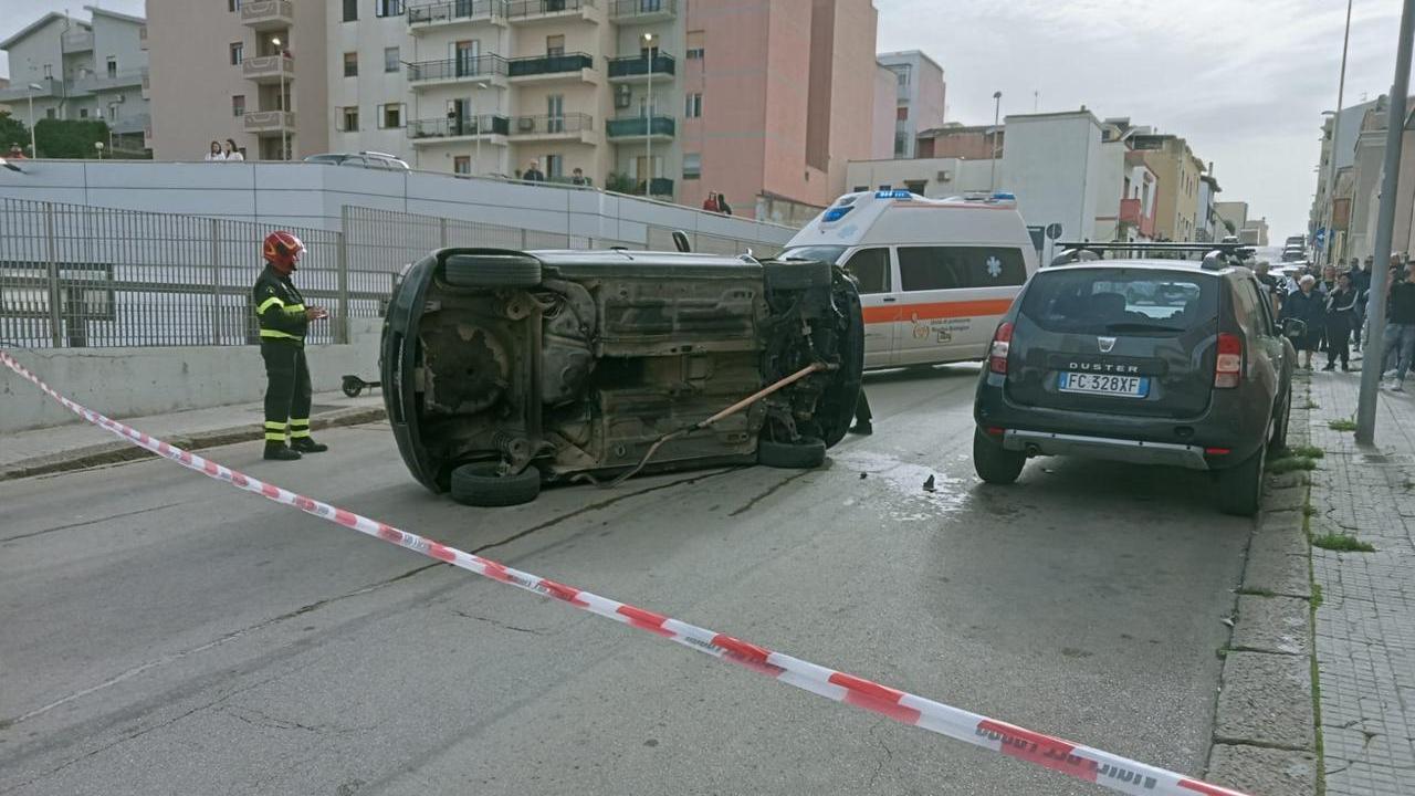 Porto Torres, perde il controllo dell’auto che si ribalta: paura per le due persone a bordo