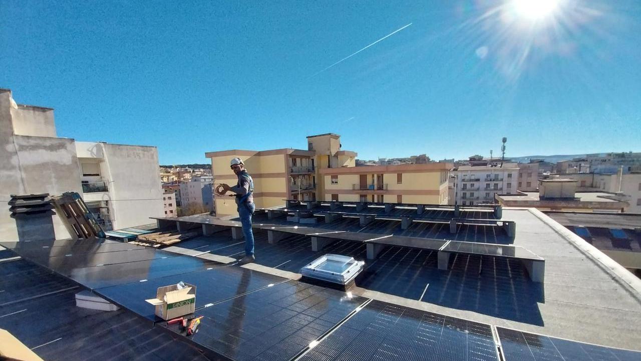Energia condivisa sopra il tetto: ecco come sei famiglie sassaresi risparmiano sulla bolletta