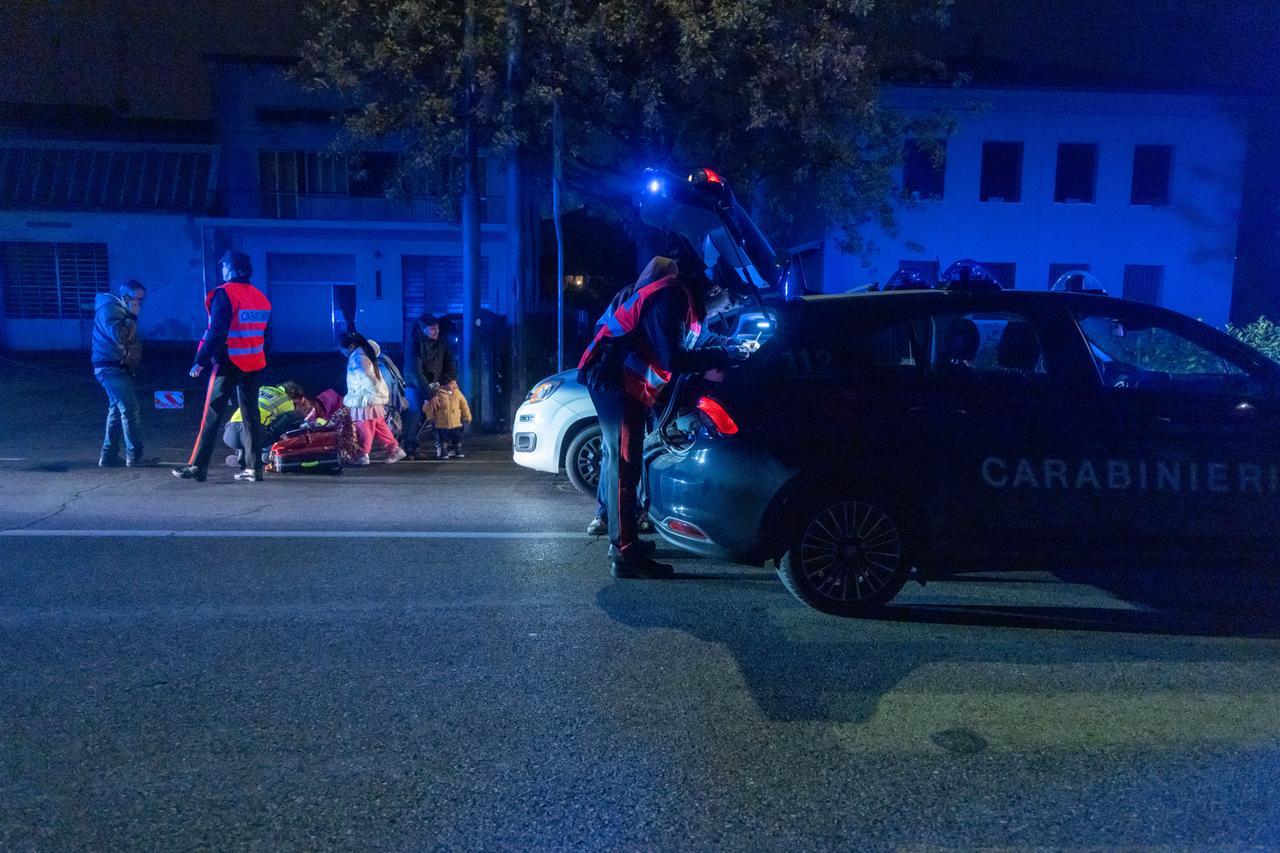 Cento, auto all’incrocio investe una coppia col passeggino