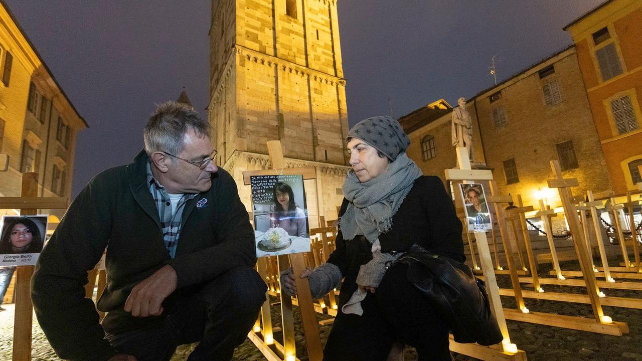 Un migliaio di croci in piazza Torre per ricordare le vittime della strada