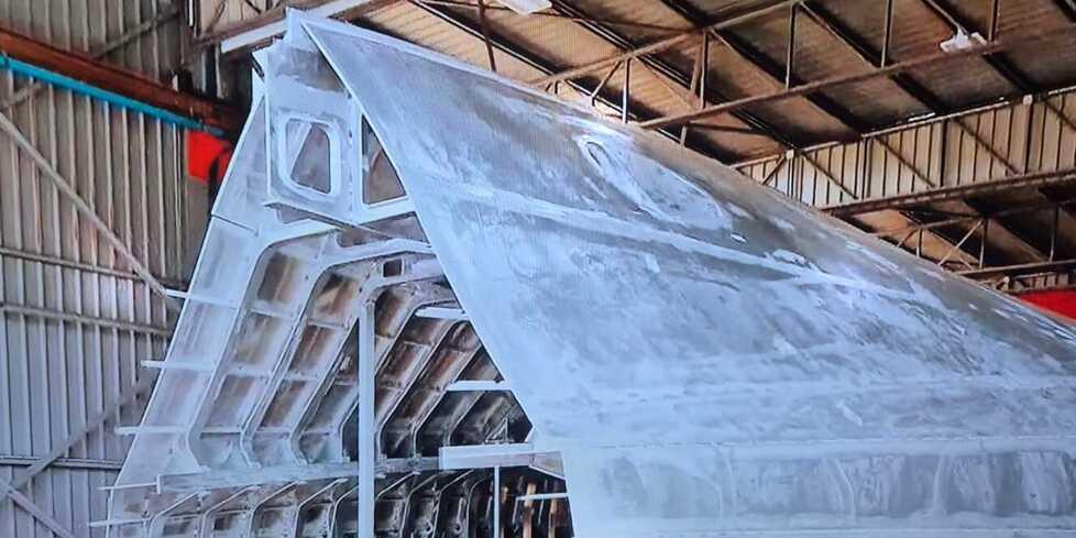 Lo scafo incompleto di una delle barche mostrate durante il servizio di Report
