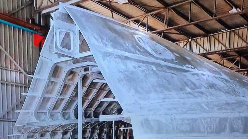 Lo scafo incompleto di una delle barche mostrate durante il servizio di Report