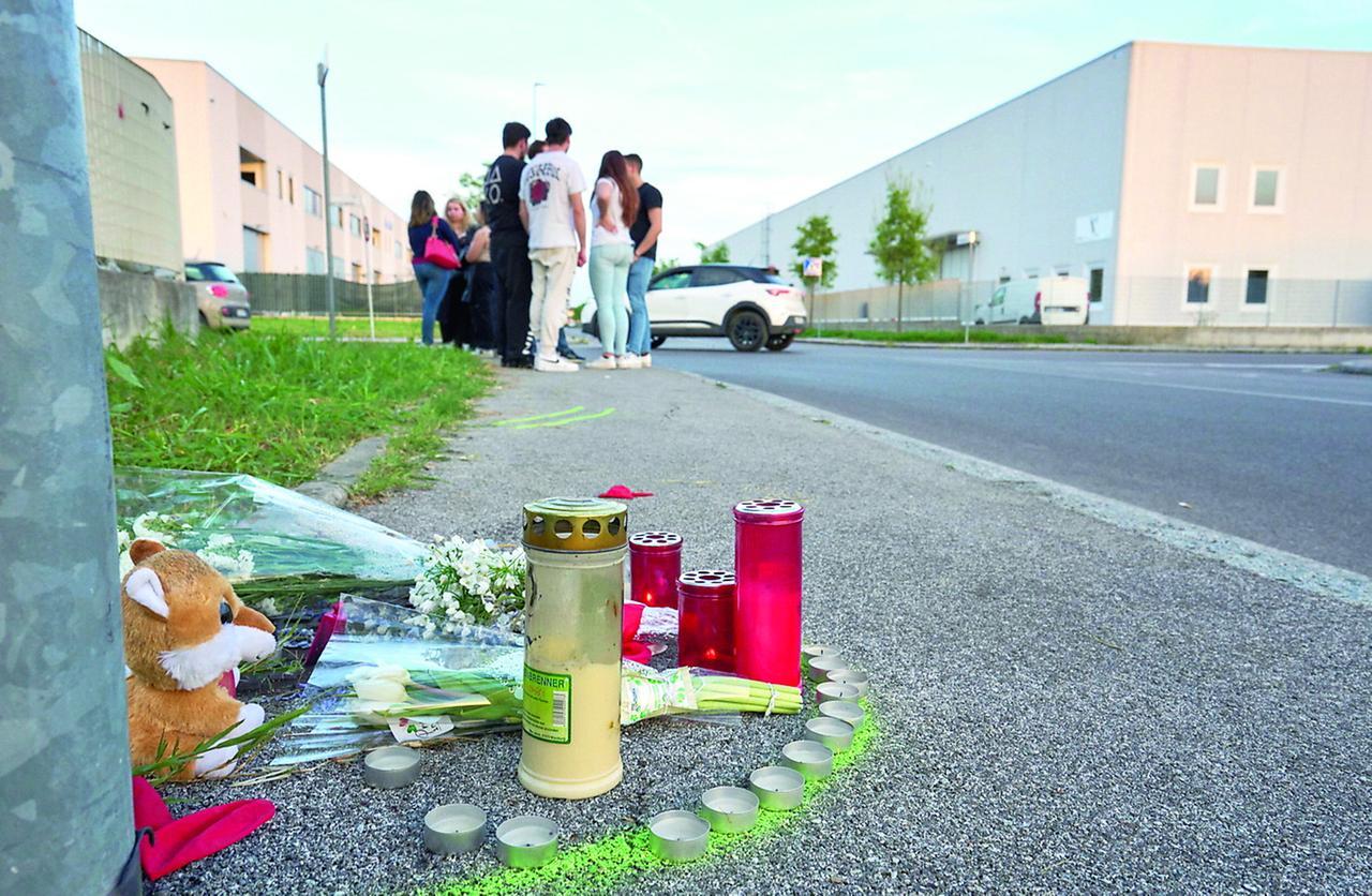 
	Gli amici della vittima sul luogo di un incidente mortale nell'aprile 2024

