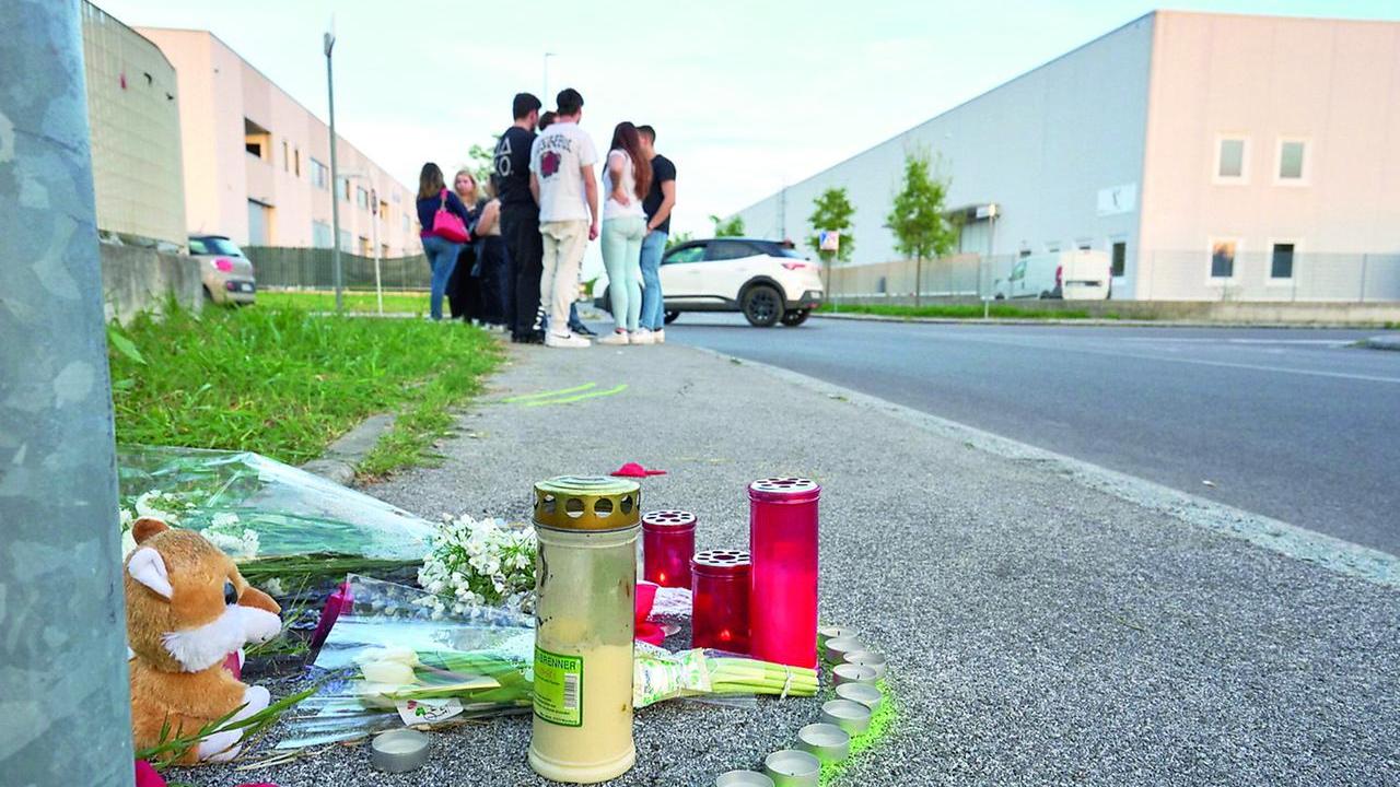 Gli amici della vittima sul luogo di un incidente mortale nell'aprile 2024