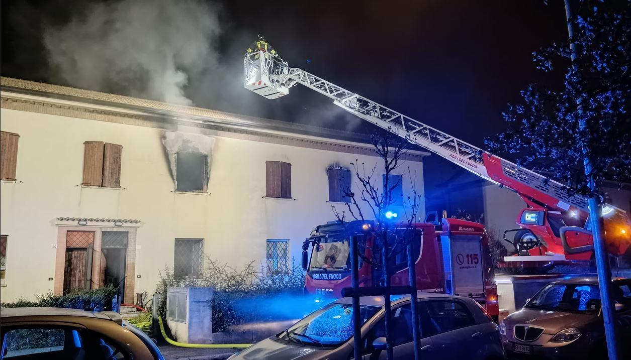 Appartamento a fuoco a Ferrara, grave un uomo