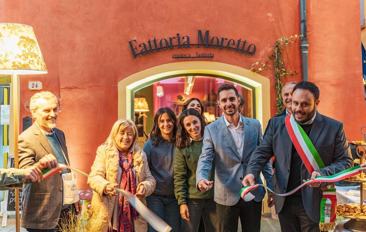 
	Il taglio del nastro dell'enoteca bottega della Fattoria Moretto

