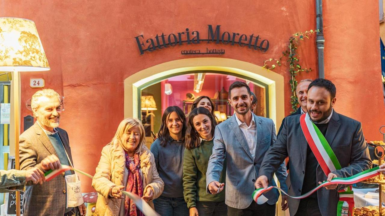 Il taglio del nastro dell'enoteca bottega della Fattoria Moretto