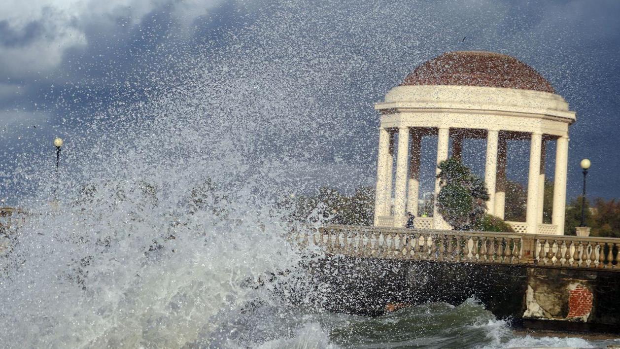 Mareggiata alla Terrazza Mascagni a Livorno (foto Stick)