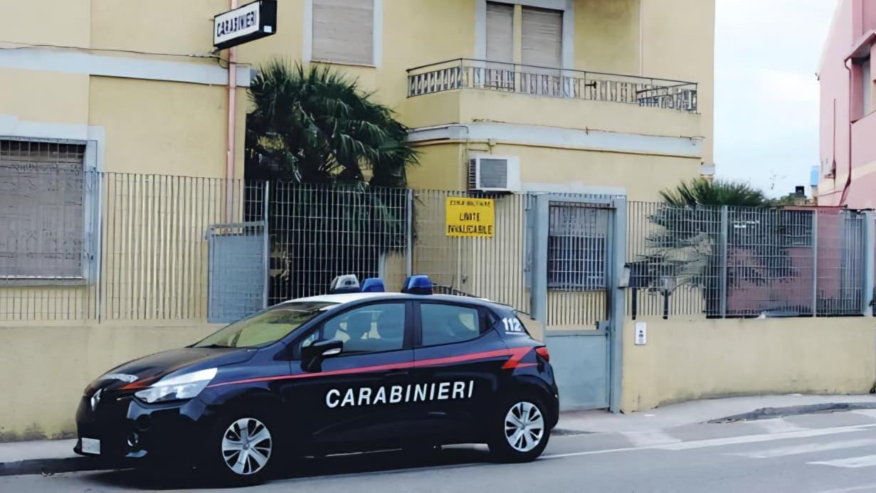 Lancia una bomba davanti a una casa, ma rimane inesplosa: denunciato un 25enne