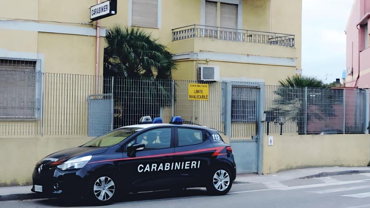 Lancia una bomba davanti a una casa, ma rimane inesplosa: denunciato un 25enne