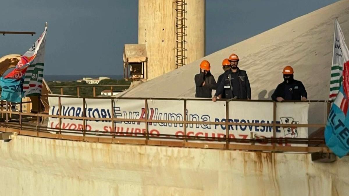 Portovesme, lavoratori di Eurallumina salgono sul silos a 40 metri: «Vogliamo un incontro col Governo»