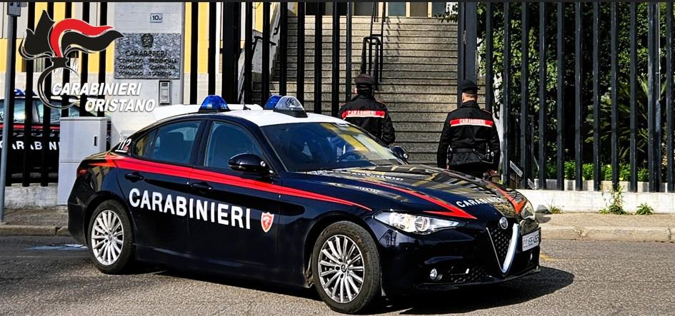 Aggredisce i carabinieri arrivati ad arrestare il figlio: padre in manette, il figlio latitante