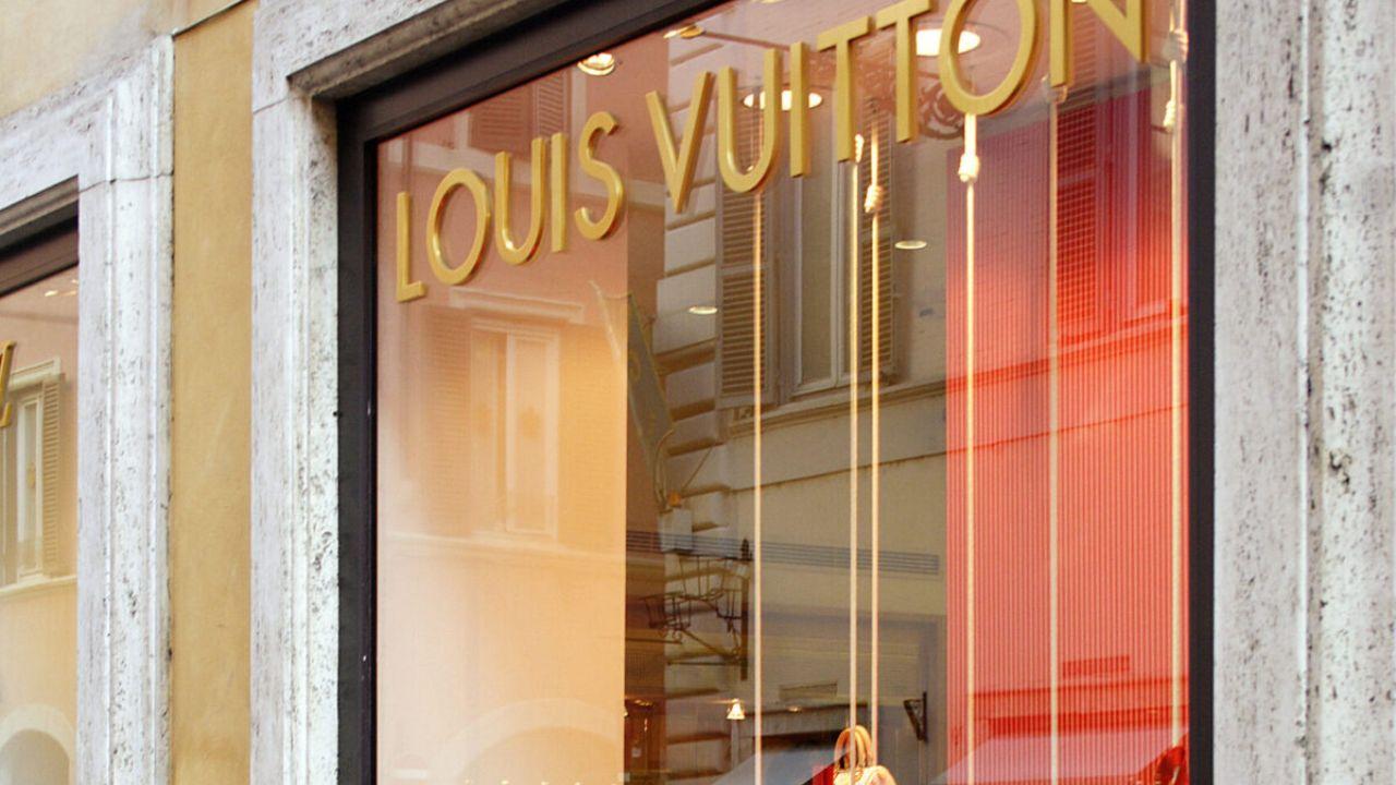 (foto da <a href="https://www.lapresse.it/cronaca/2025/11/17/roma-furto-da-louis-vuitton-in-via-dei-condotti-caccia-a-3-uomini/">LaPresse</a>)