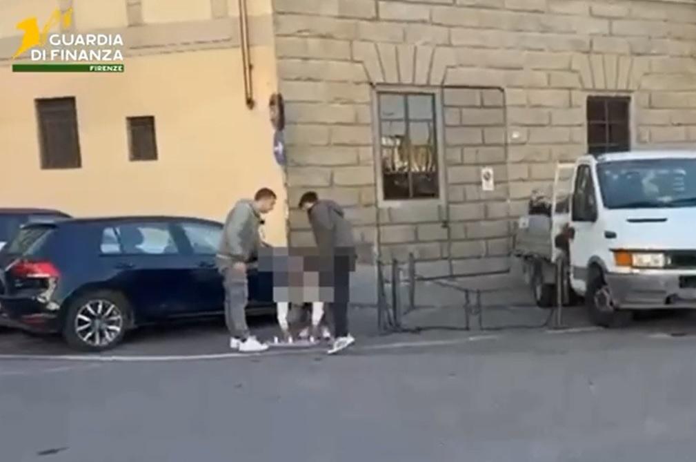 Firenze, la Guardia di Finanza ferma il gioco delle tre carte in piazza Duomo: denunciato un uomo