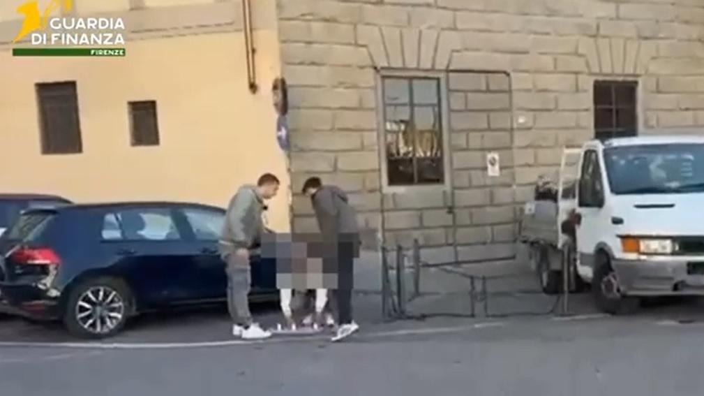 Firenze, la Guardia di Finanza ferma il gioco delle tre carte in piazza Duomo: denunciato un uomo