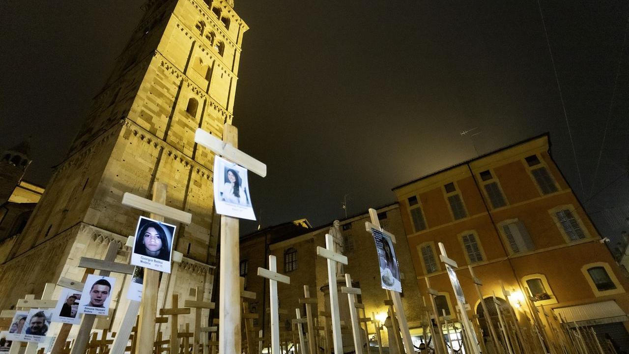 Croci sotto la Ghirlandina per ricordare le vittime della strada